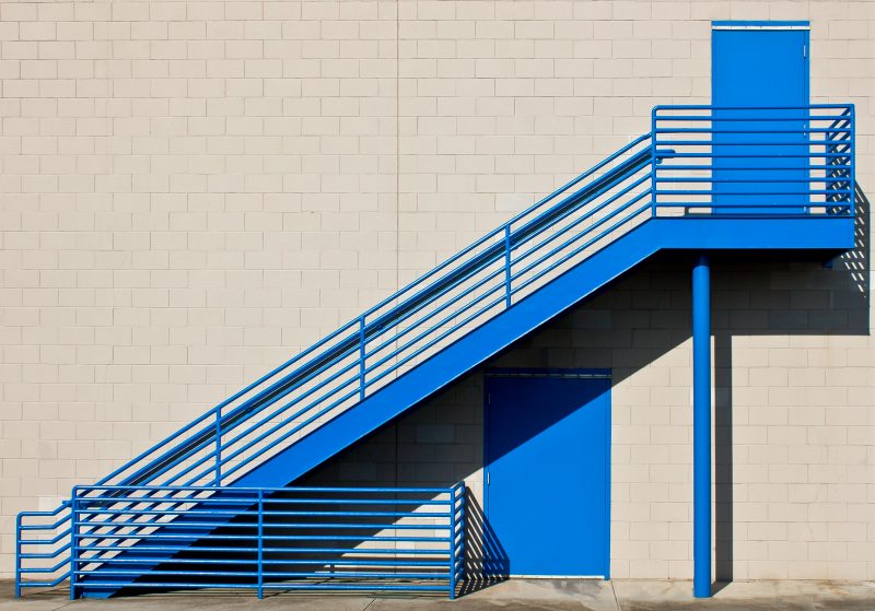 Escalera metal azul